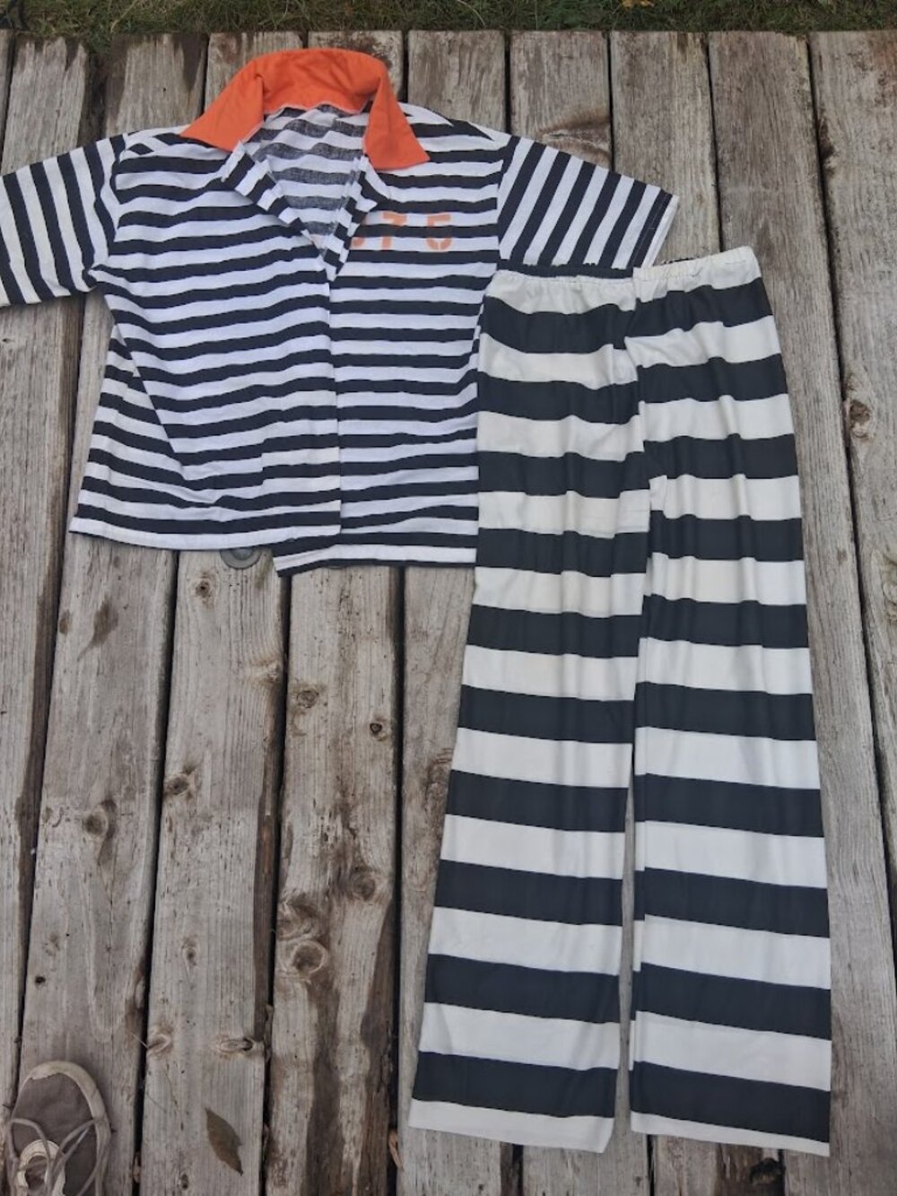 Jail Inmate Costume Black White Stripes 975 collared Estimated Small